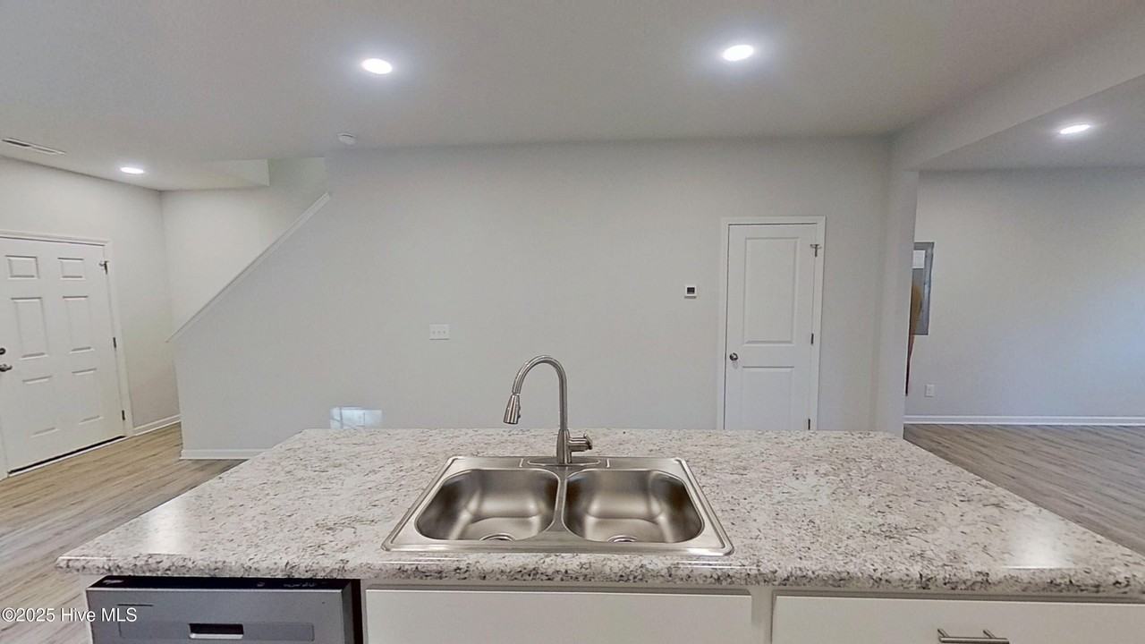 460 Maides Ave - Photo 6 of 25