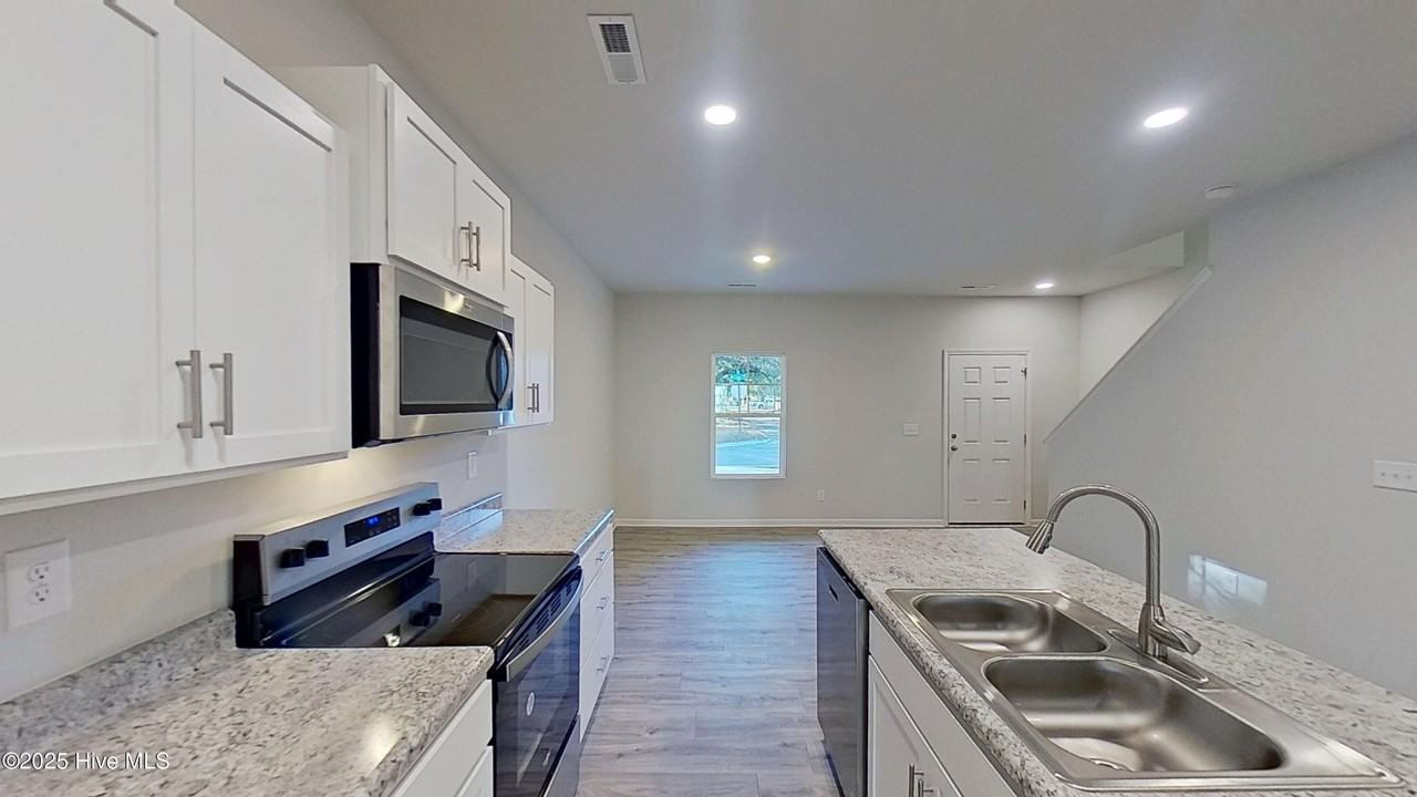 460 Maides Ave - Photo 7 of 25