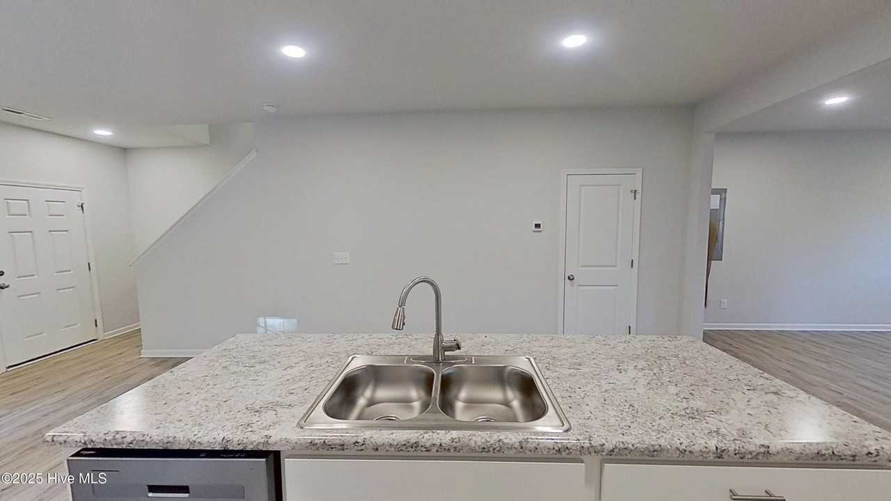 464 Maides Ave - Photo 6 of 24