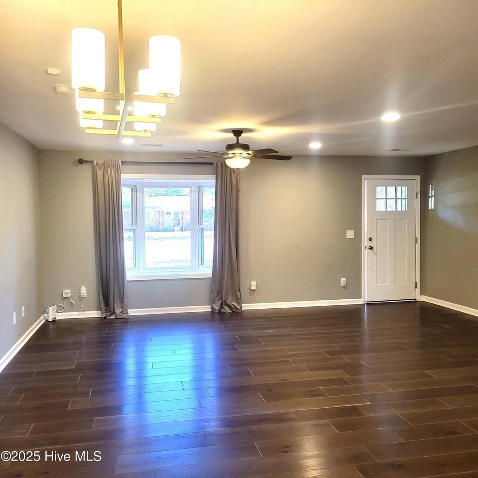 1604 Crest Dr - Photo 5 of 50