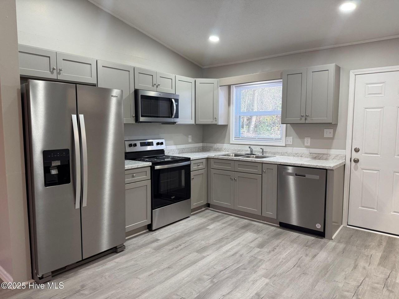 305 Cedar Creek Dr - Photo 2 of 8