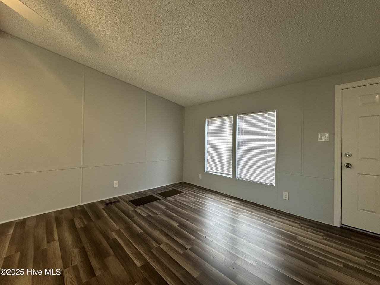 114 Deer Rd - Photo 5 of 23