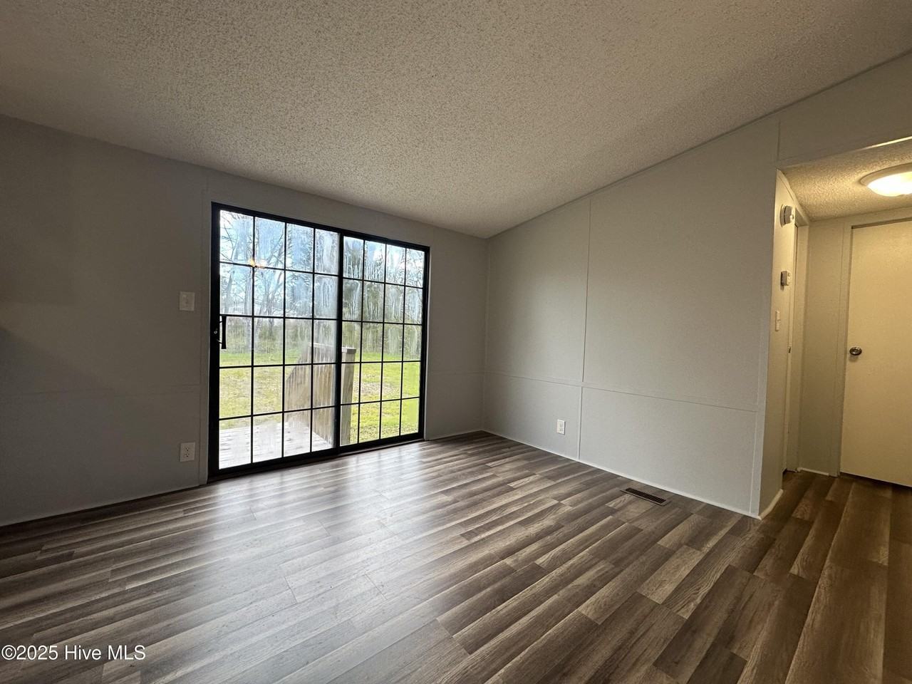 114 Deer Rd - Photo 6 of 23