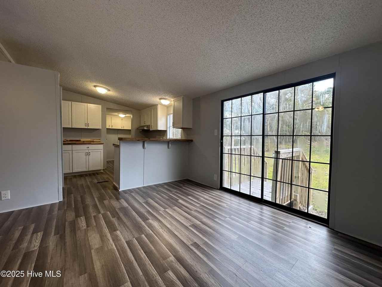 114 Deer Rd - Photo 7 of 23