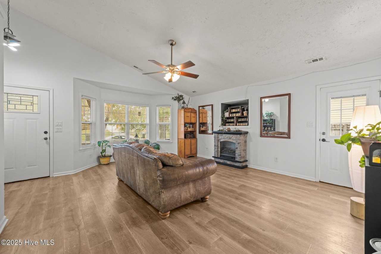 217 Attmore Dr - Photo 3 of 23