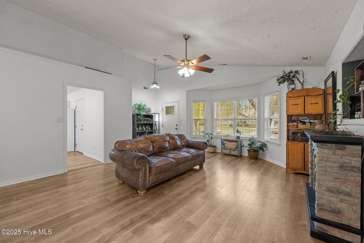 217 Attmore Dr - Photo 6 of 23