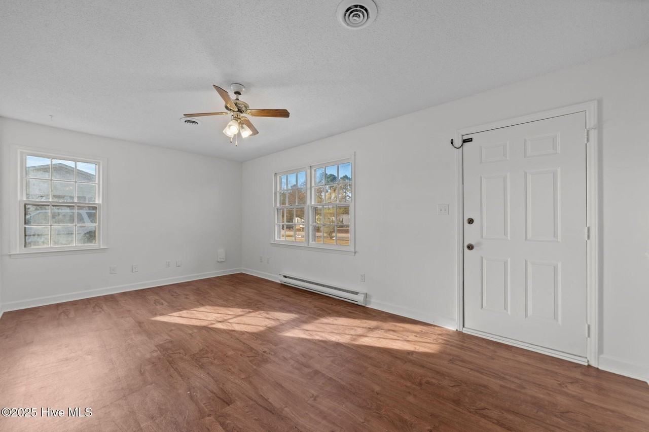 1425 Birdneck Cir - Photo 2 of 32