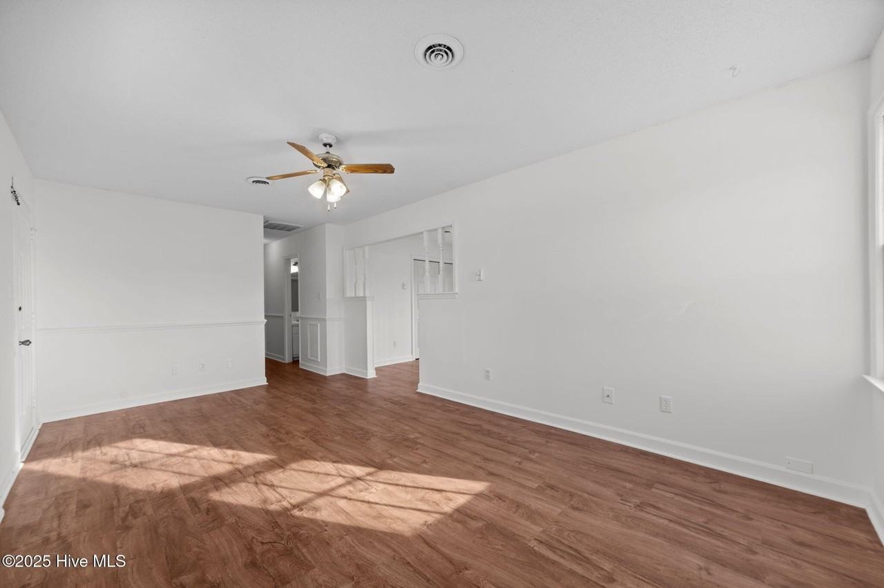 1425 Birdneck Cir - Photo 3 of 32