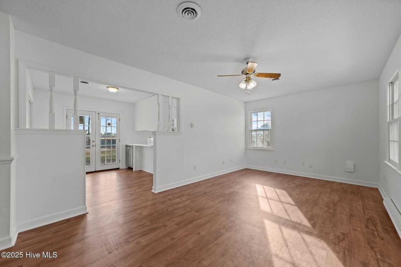 1425 Birdneck Cir - Photo 4 of 32