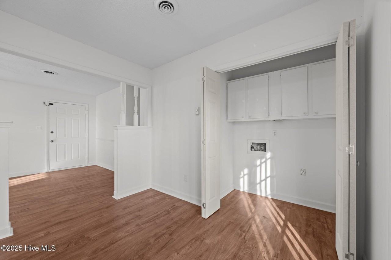 1425 Birdneck Cir - Photo 5 of 32