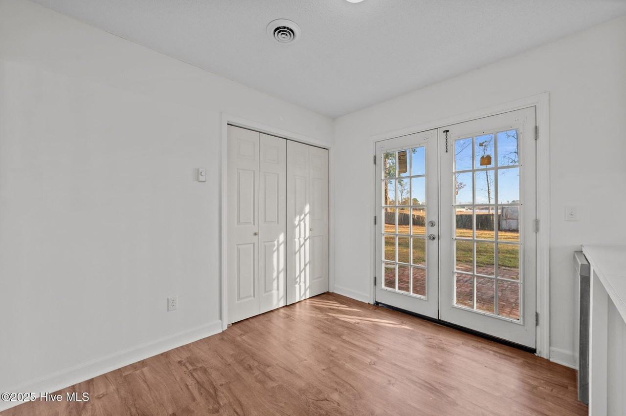 1425 Birdneck Cir - Photo 6 of 32