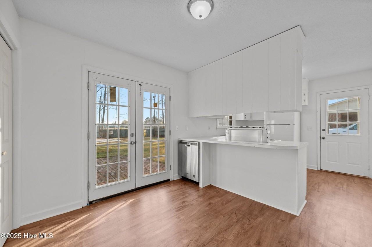 1425 Birdneck Cir - Photo 7 of 32