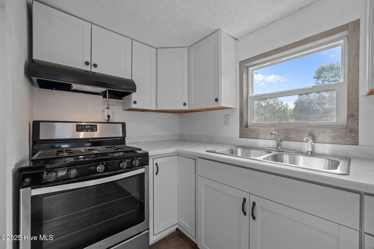 1865 Haddock Rd - Photo 3 of 33