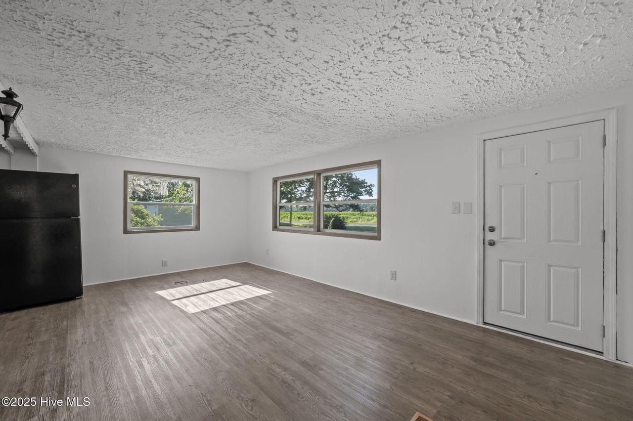 1865 Haddock Rd - Photo 4 of 33