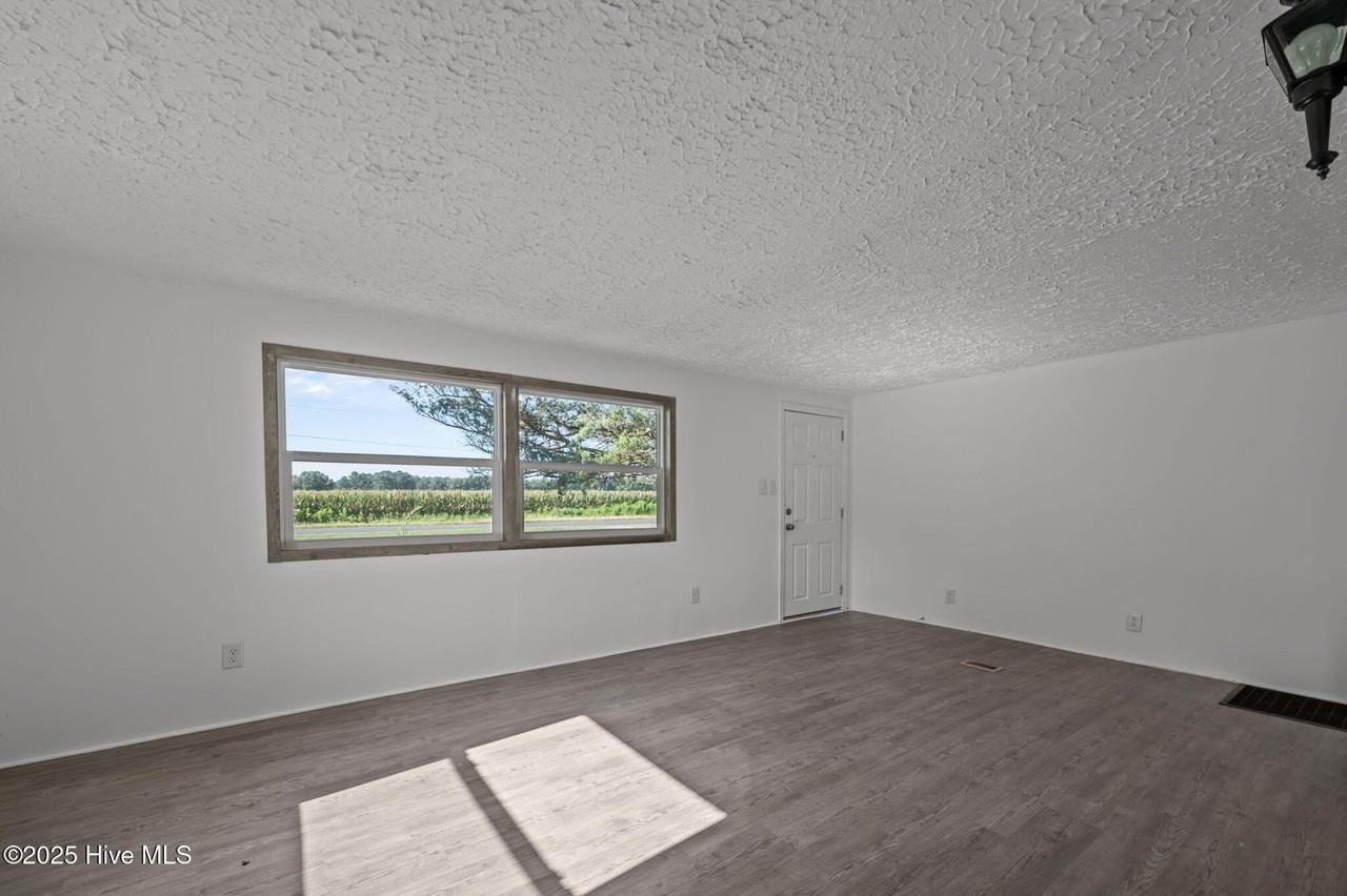 1865 Haddock Rd - Photo 5 of 33