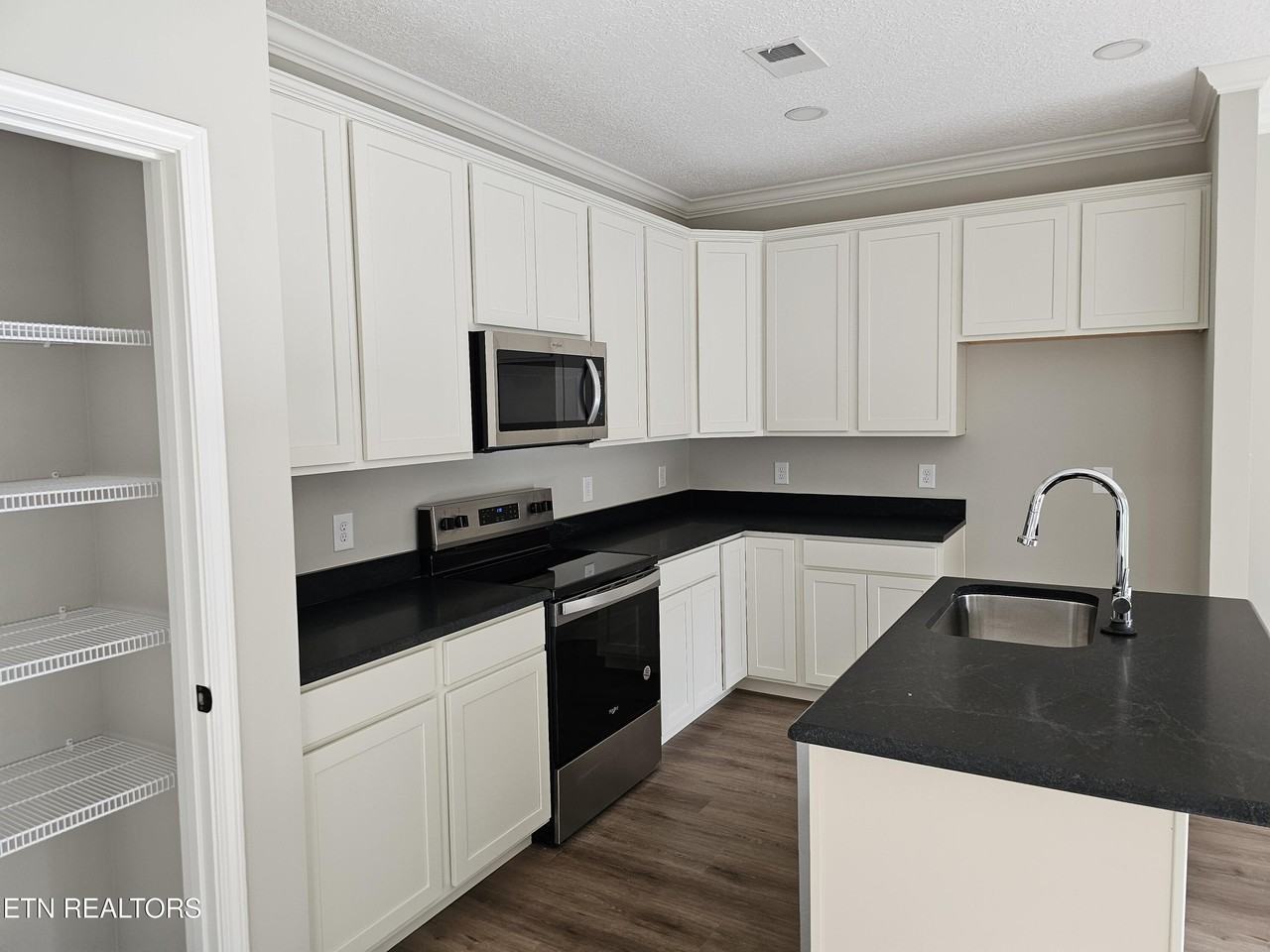 6631 6631 Johnbo Way - Photo 3 of 21