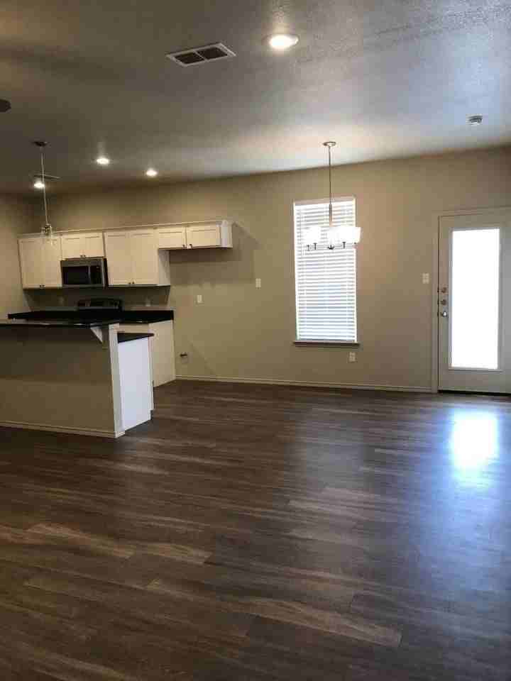 2101 10th St - Photo 3 of 8