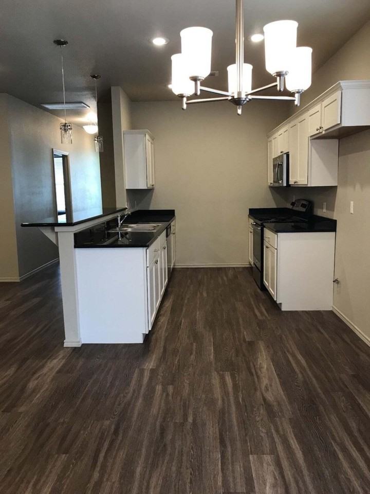 2101 10th St - Photo 5 of 8