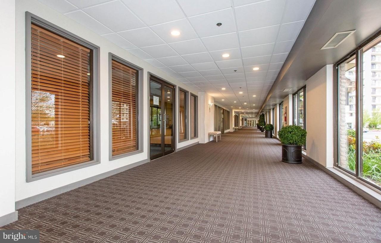 20930 Valley Forge Cir - Photo 5 of 40