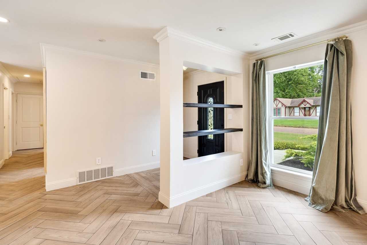 1023 Greencliff Rd - Photo 4 of 31