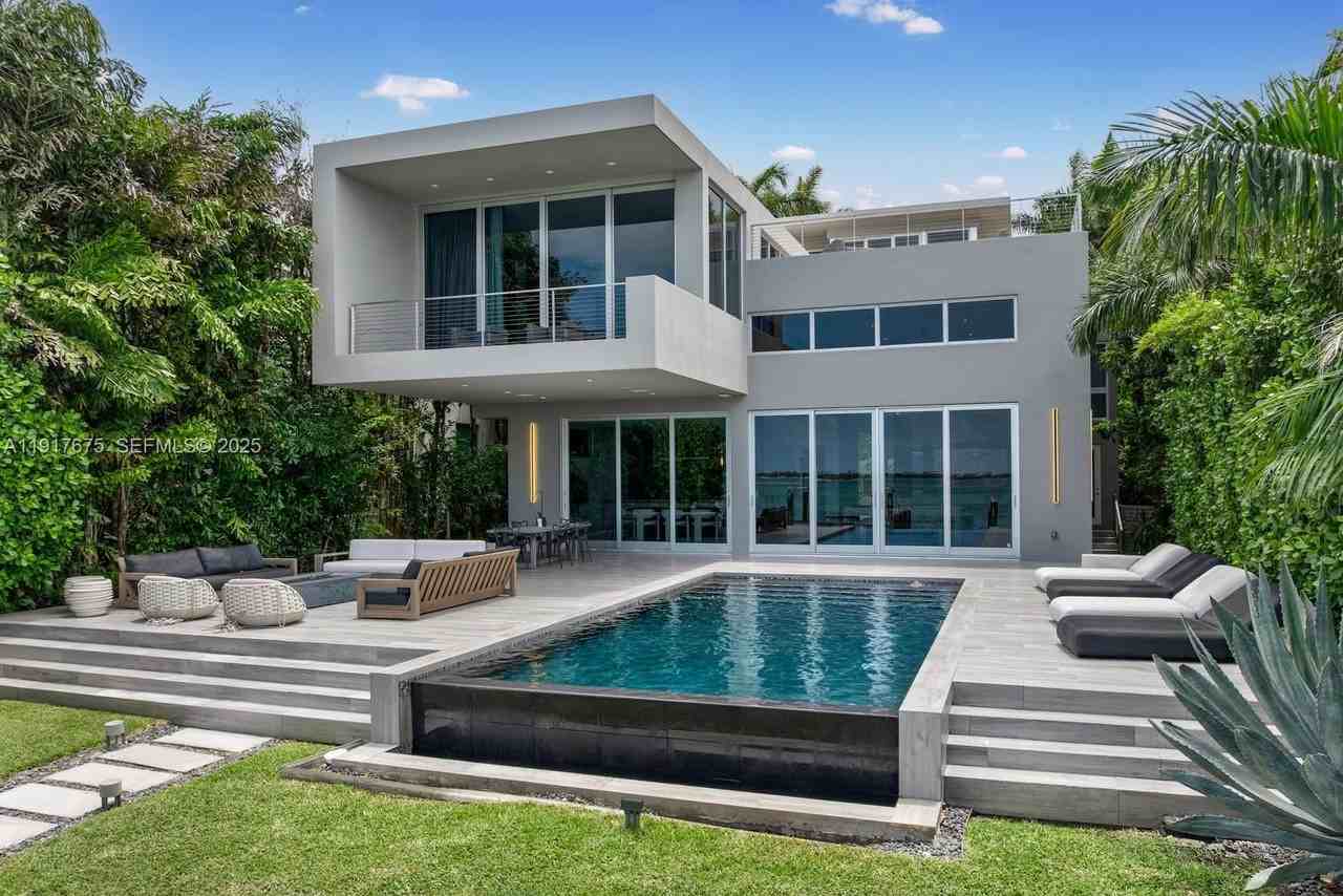 1379 N Venetian Way - Photo 5 of 50