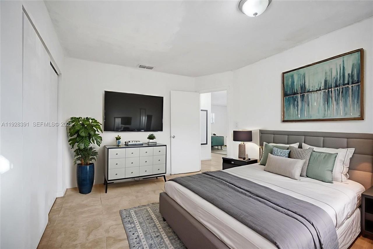 2907 Nw 103rd St #1 - Photo 4 of 38