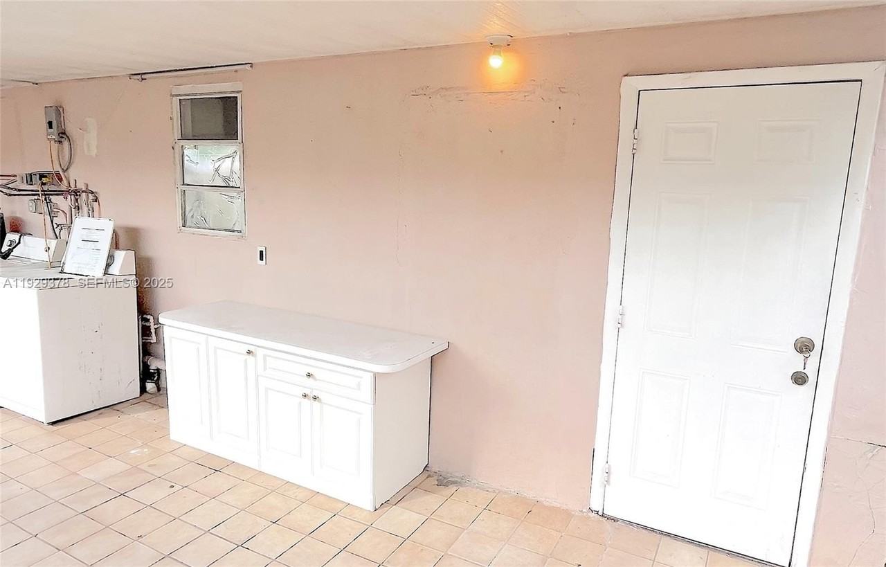 236 E 14th St #B - Photo 5 of 16