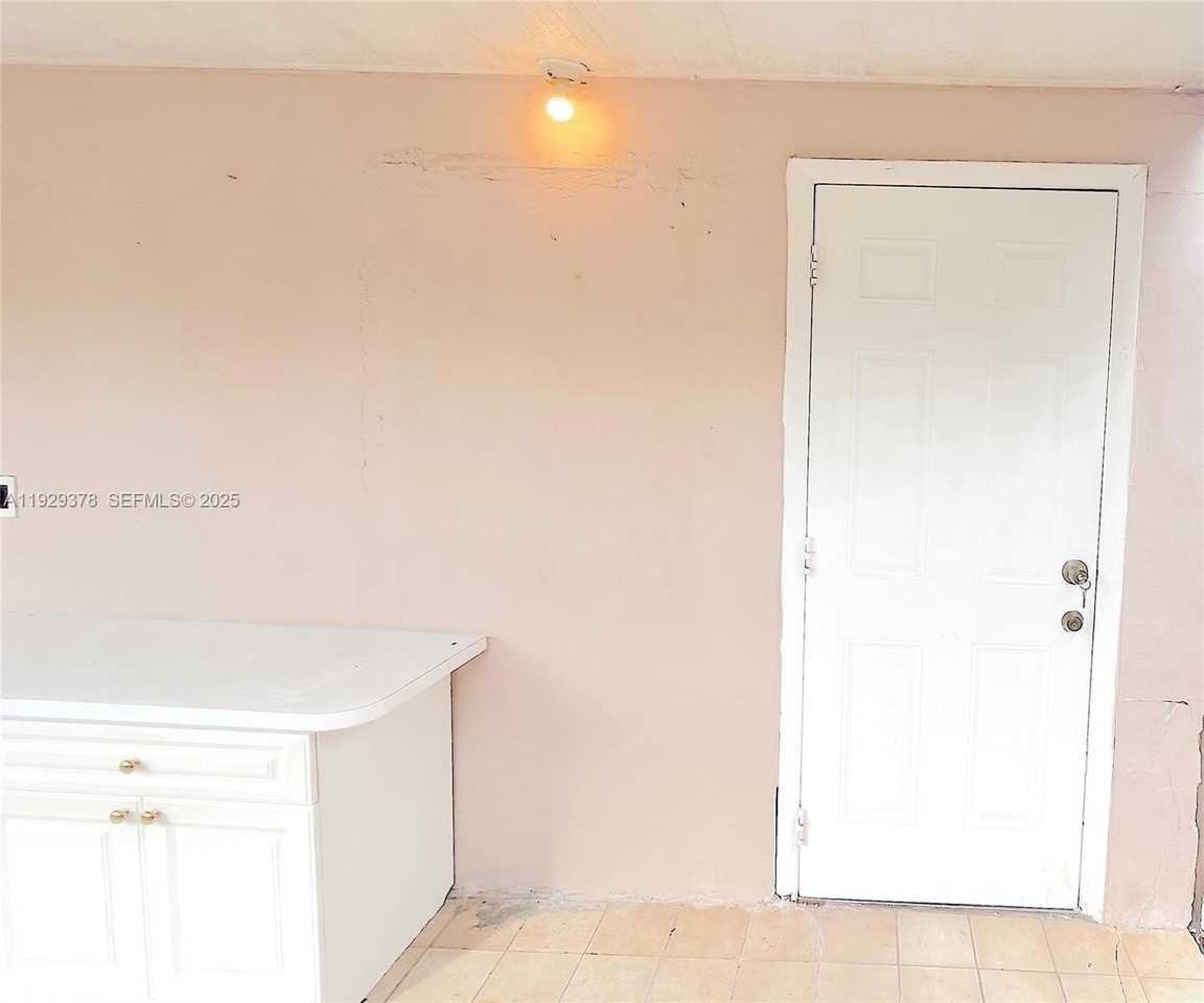 236 E 14th St #B - Photo 6 of 16