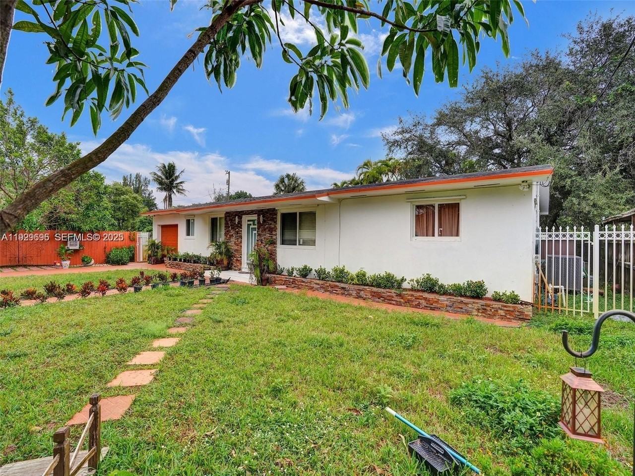 15455 N Miami Ave #A - Photo 3 of 10