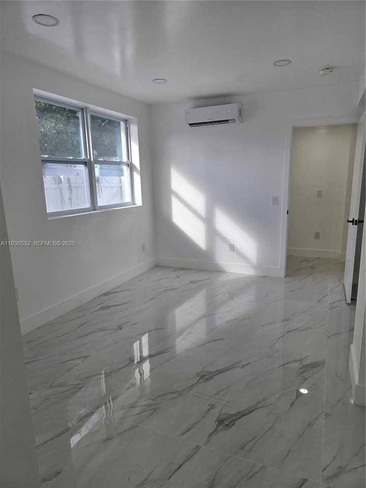 987 Ne 145th St #2 - Photo 4 of 11