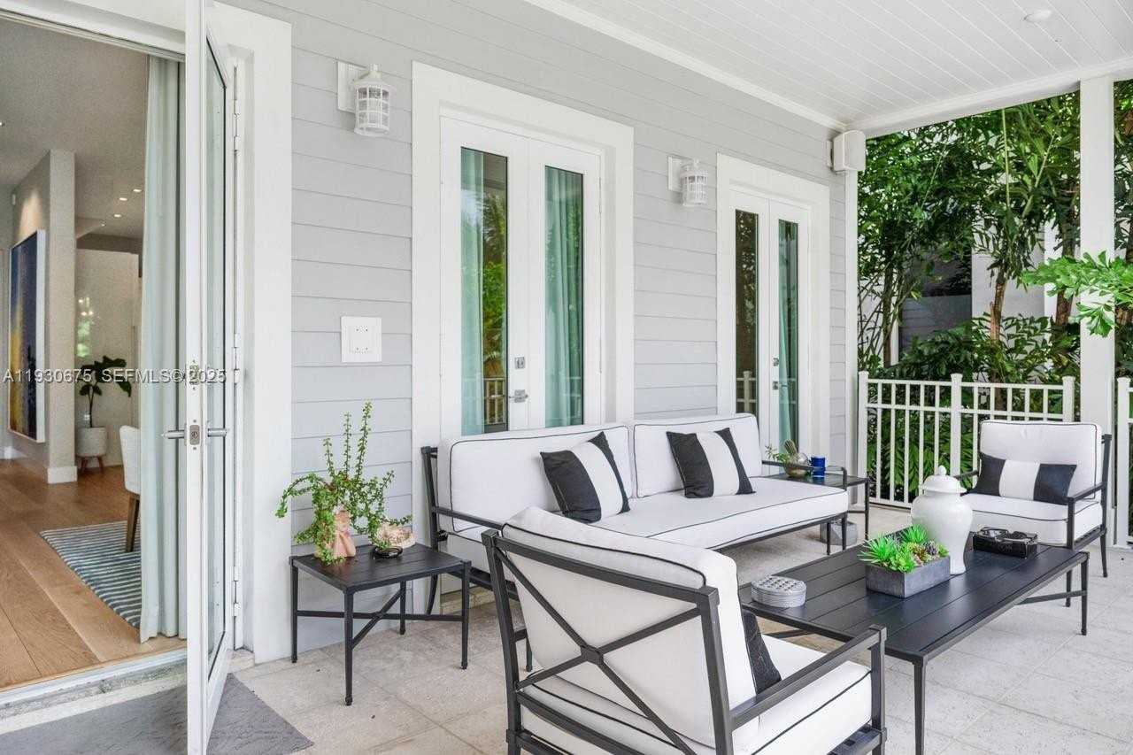 745 Ne 77th St - Photo 4 of 16