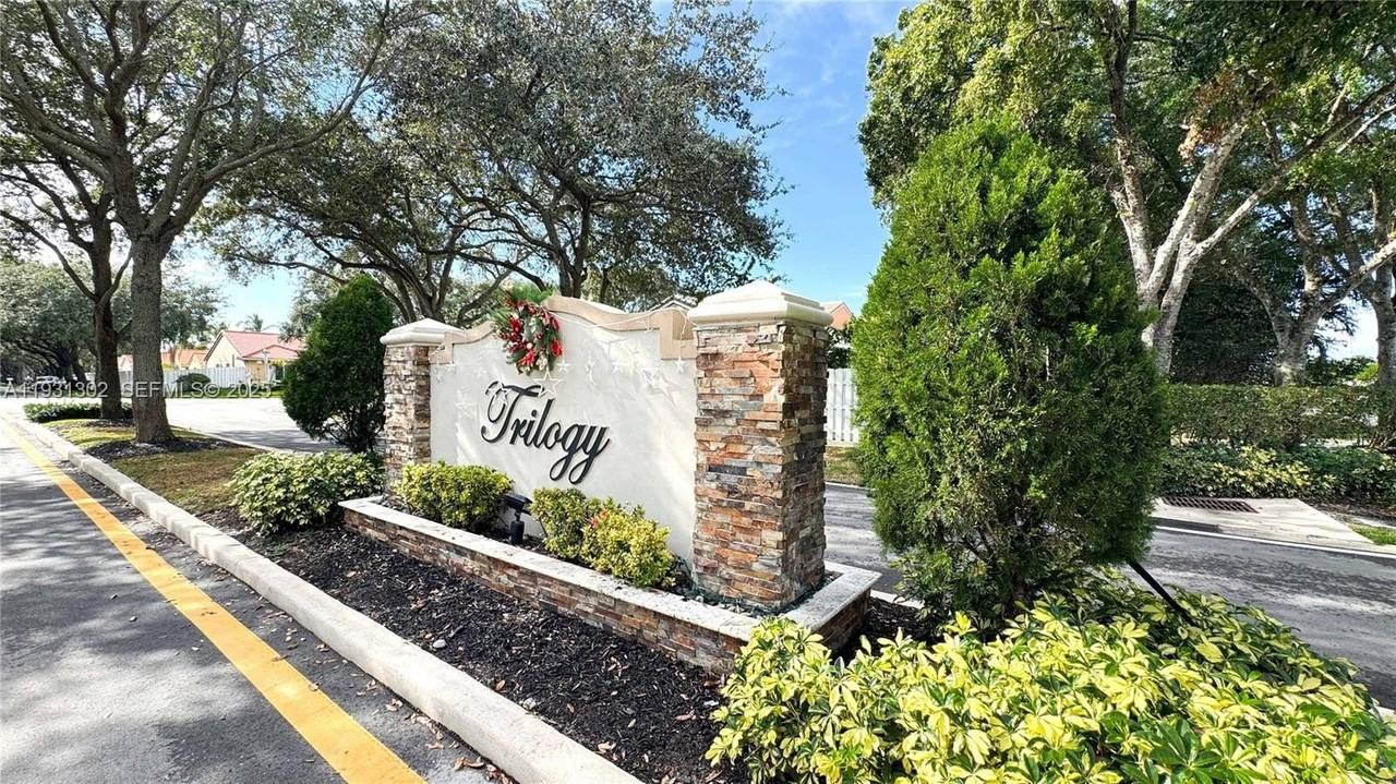 1901 Sw 129th Ter - Photo 2 of 43