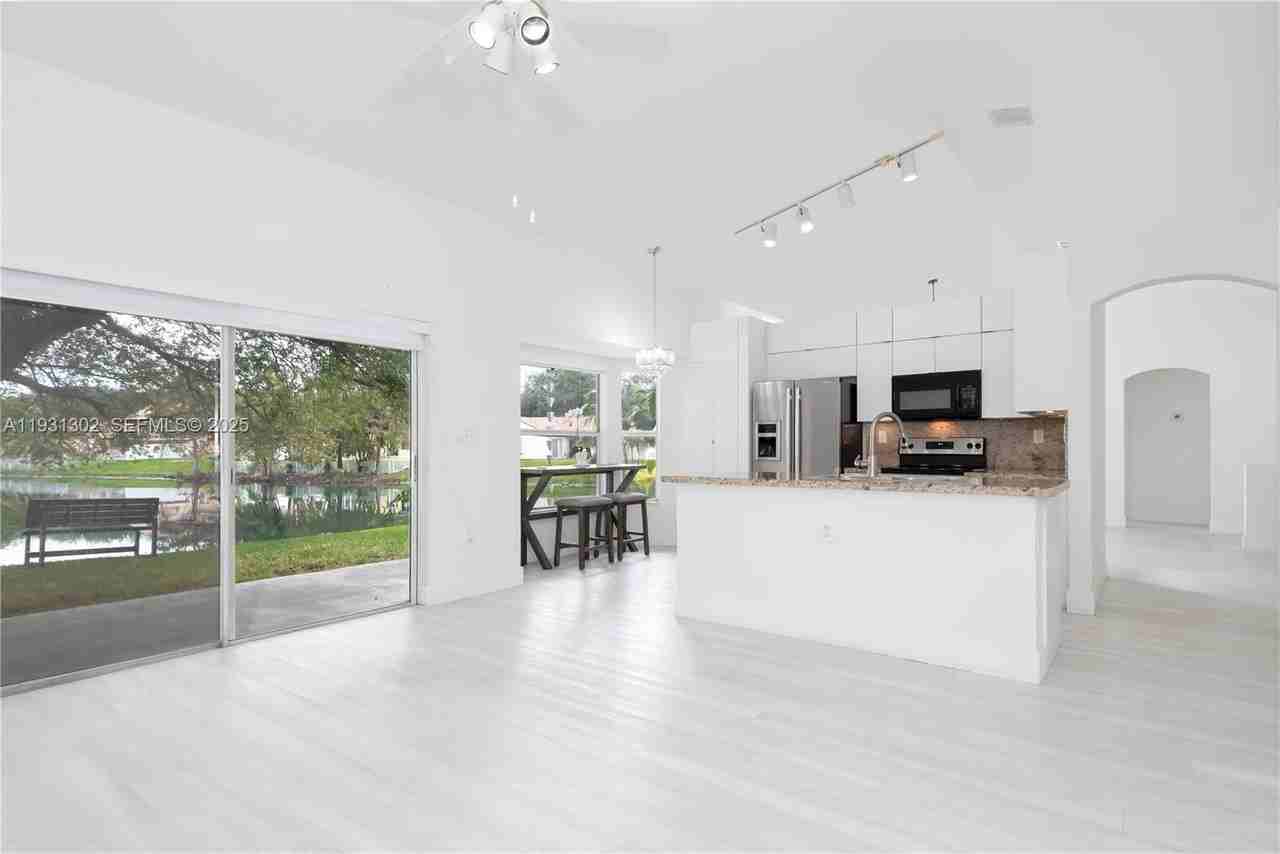 1901 Sw 129th Ter - Photo 3 of 43