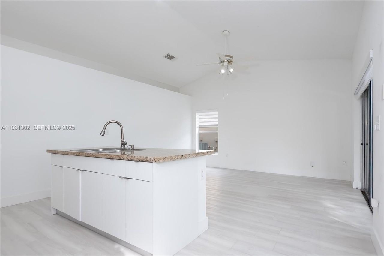 1901 Sw 129th Ter - Photo 4 of 43