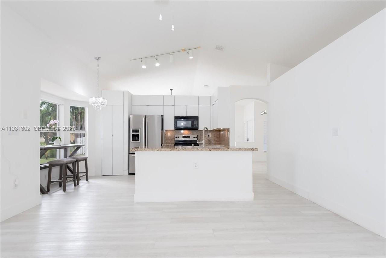 1901 Sw 129th Ter - Photo 5 of 43