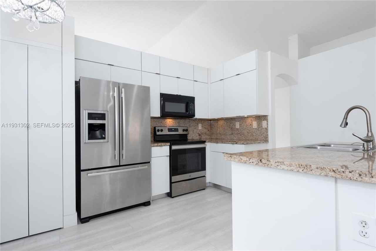 1901 Sw 129th Ter - Photo 7 of 43