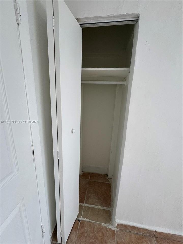 2146 Nw 18th Ter #B - Photo 7 of 19