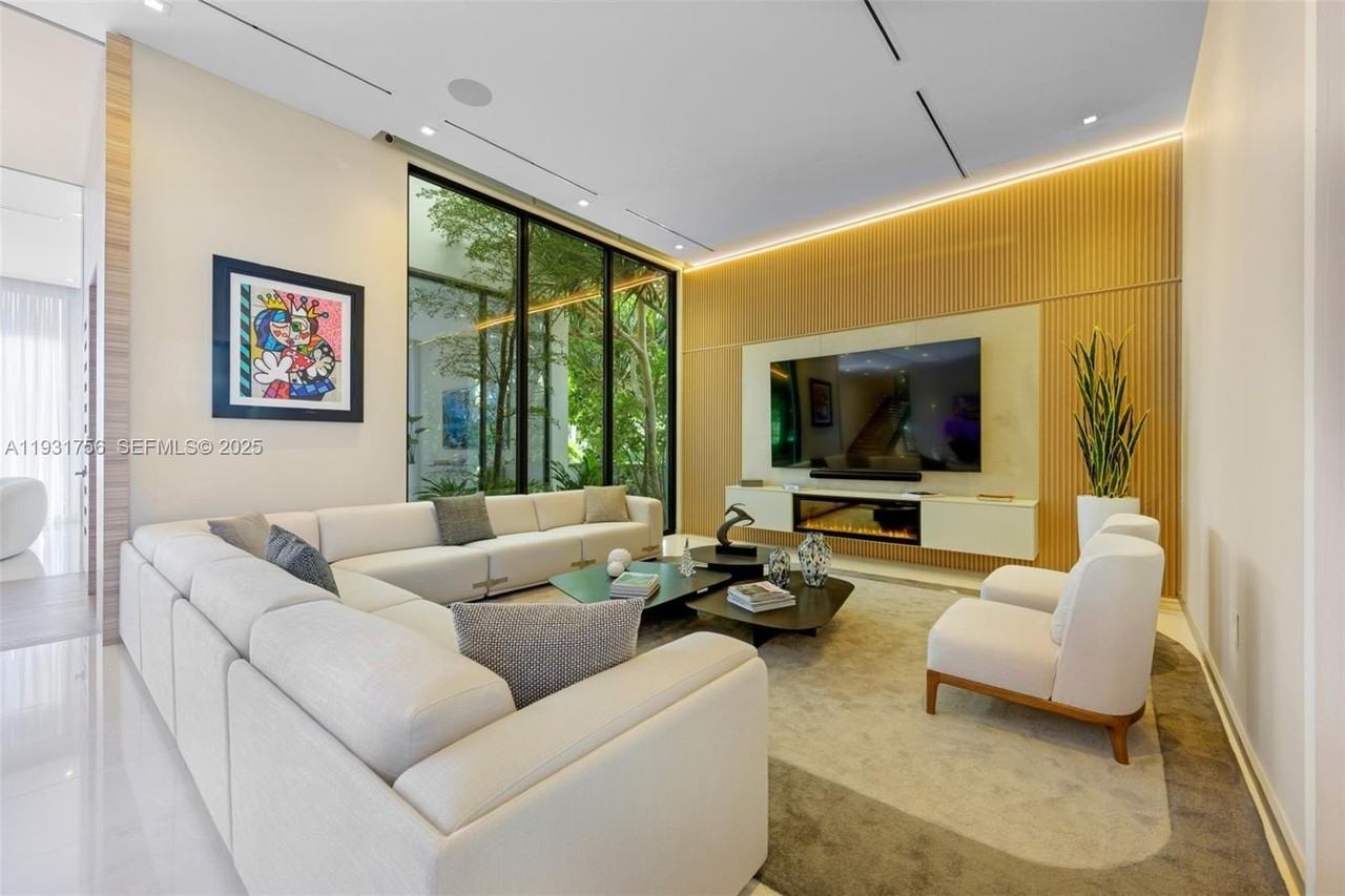 3260 Ne 165th St - Photo 5 of 43