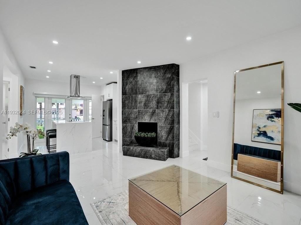 210 Ne 85th St - Photo 5 of 50