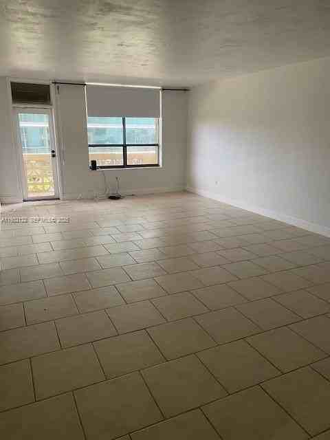 10185 Collins Ave #321 - Photo 4 of 17