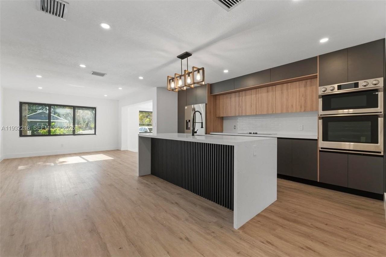 1516 Sw 30th Ter - Photo 2 of 42