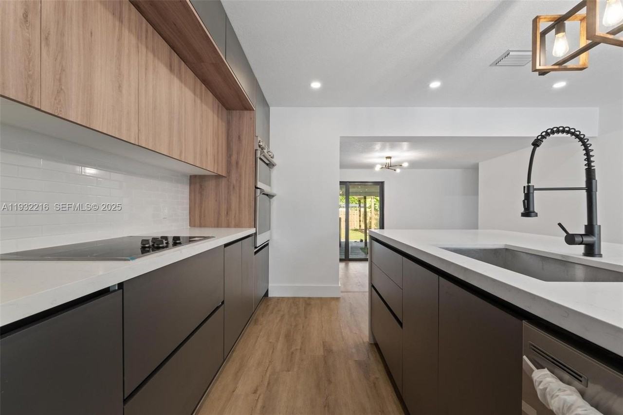 1516 Sw 30th Ter - Photo 4 of 42