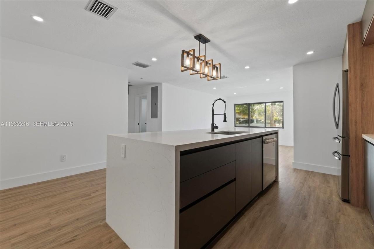 1516 Sw 30th Ter - Photo 6 of 42