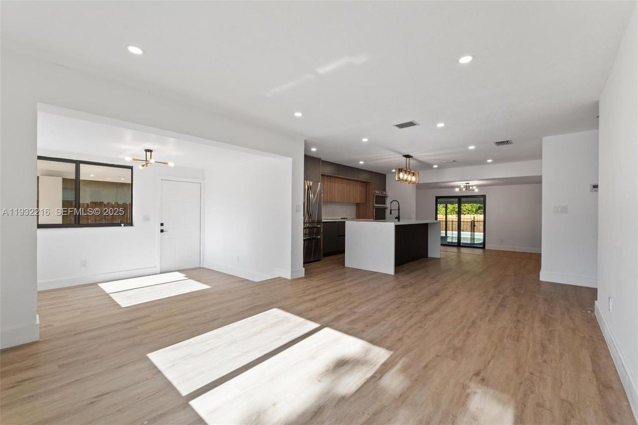 1516 Sw 30th Ter - Photo 7 of 42