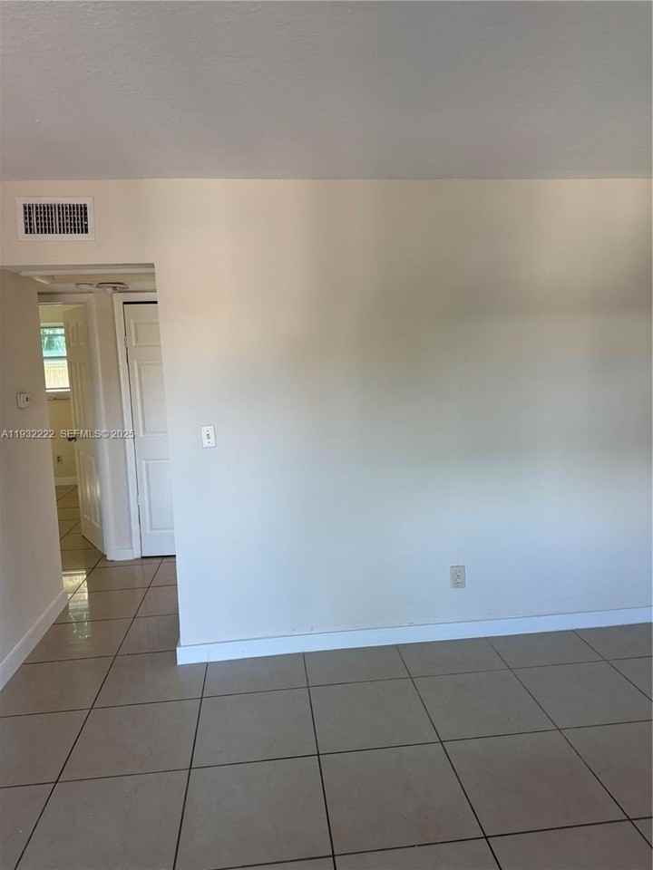 4717 Sw 33rd Ave #202 - Photo 3 of 8