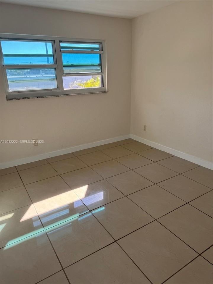 4717 Sw 33rd Ave #202 - Photo 4 of 8