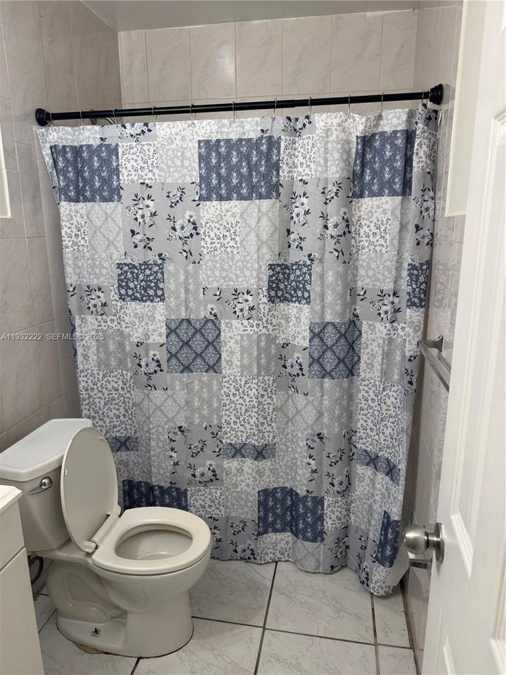 4717 Sw 33rd Ave #202 - Photo 5 of 8