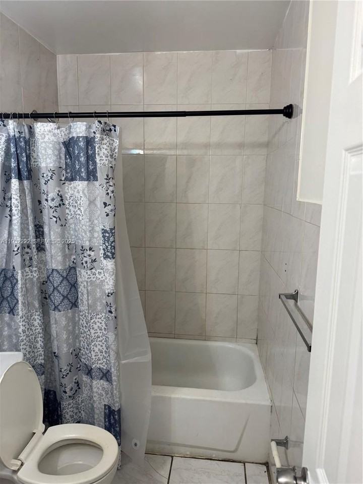 4717 Sw 33rd Ave #202 - Photo 7 of 8