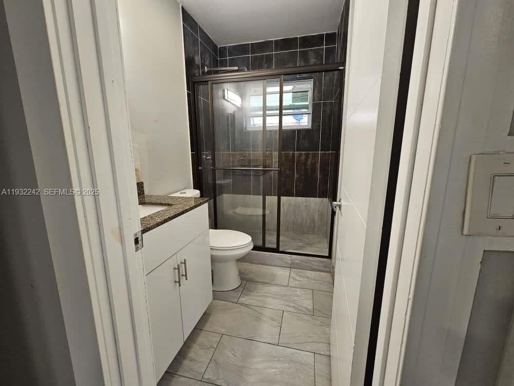 950 Nw 5th St #2 - Photo 2 of 4