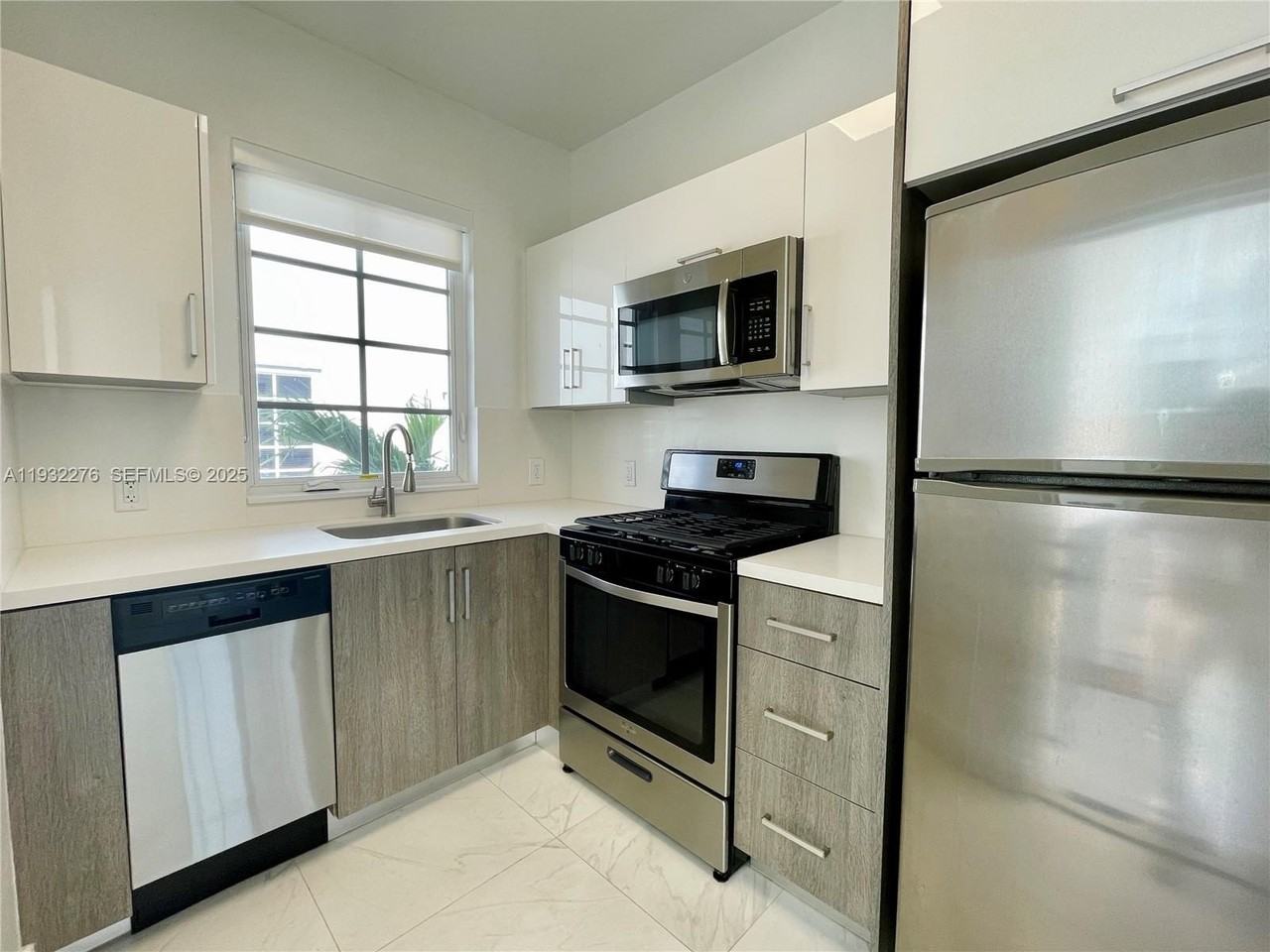 831 16th St #18 - Photo 3 of 6